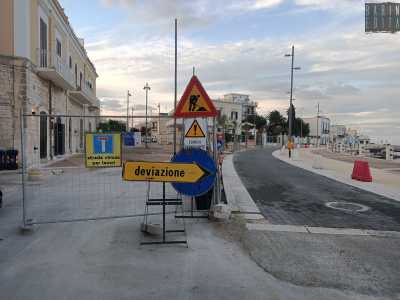 Ritroviamo il cantiere su piazza Roma: per qualche decina di metri nuove grate di ferro e un segnale di �deviazione� indicano un altro lotto di lungomare in rifacimento
